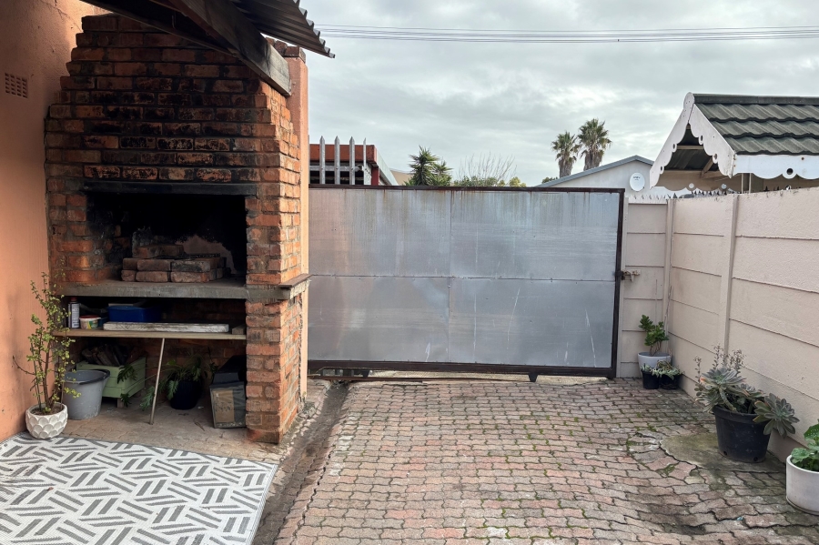 2 Bedroom Property for Sale in Goodwood Estate Western Cape